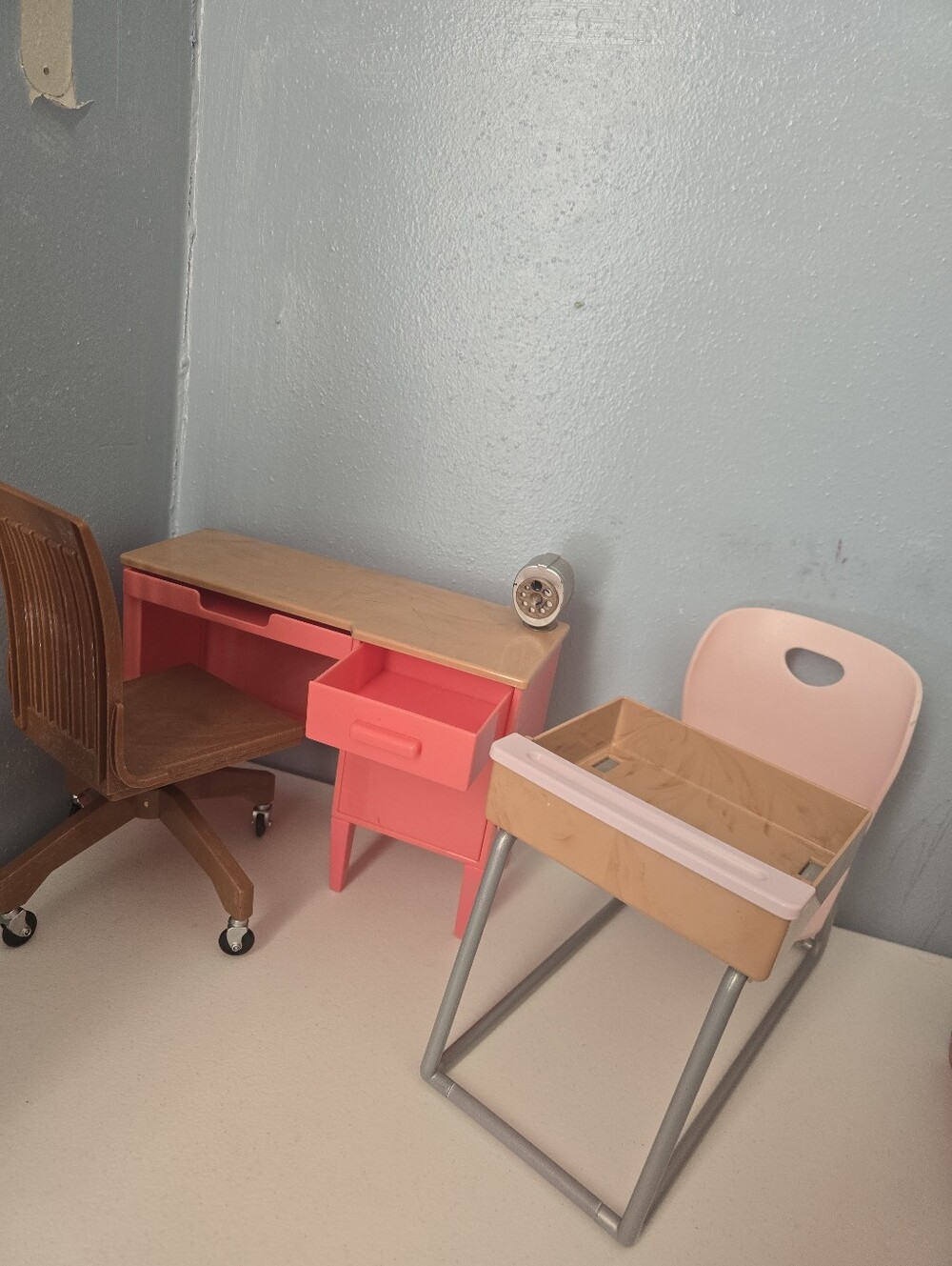Generation DOLL SCHOOL Teacher Desk W/ PENCIL SHARPNER AMERICAN DOLL